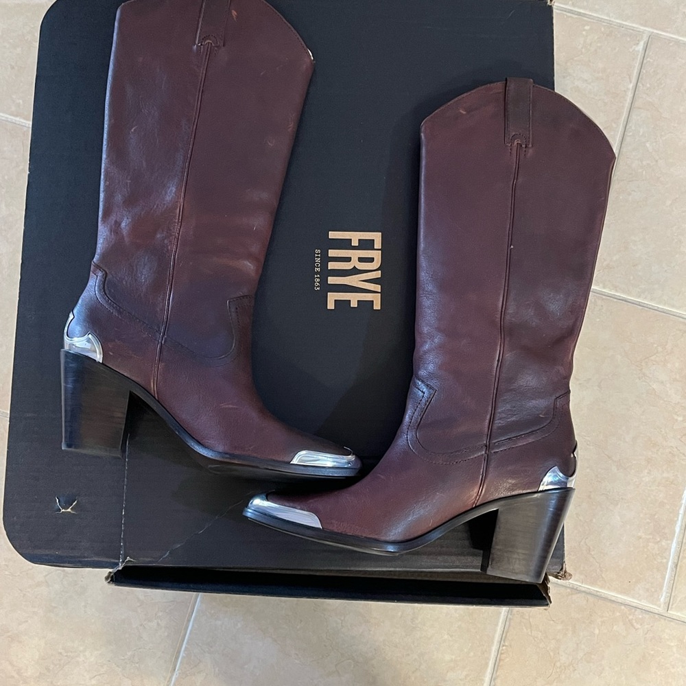 🔥🔥🔥FRYE FAYE METAL PLATE PULL ON Sz 9.5 ♥️♥️♥️